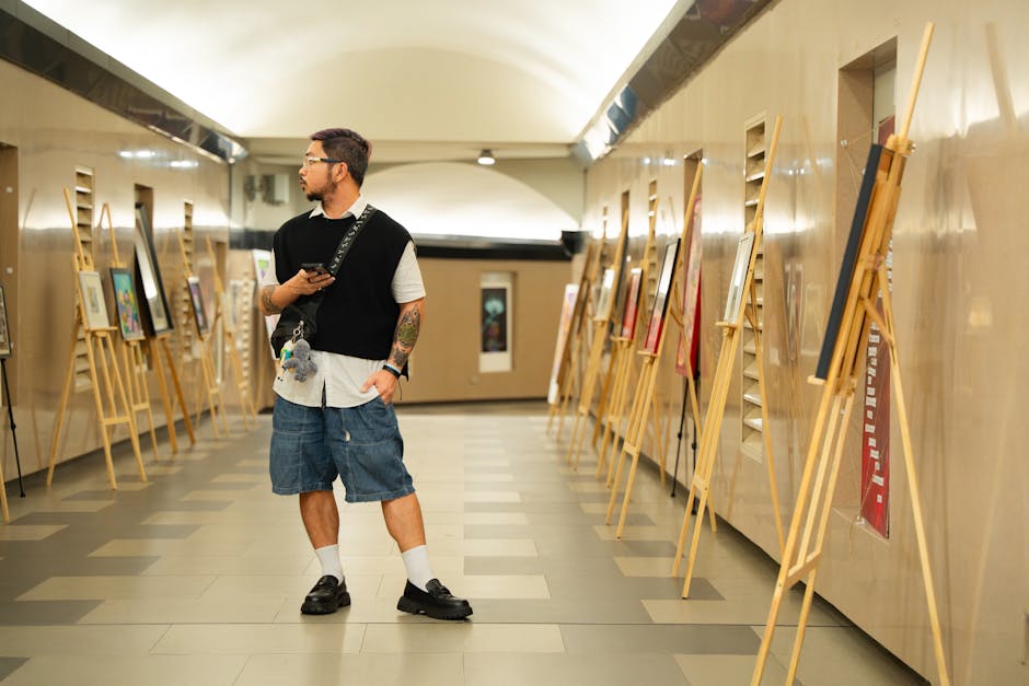 Persone che osservano quadri in una galleria d'arte