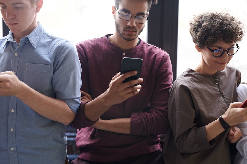 Persone immerse nell'uso di smartphone, simbolo della società contemporanea