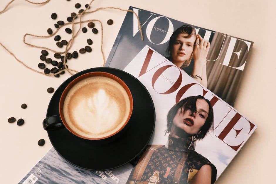 Rivista aperta sul tavolo in una caffetteria, simbolo di lettura e cultura contemporanea